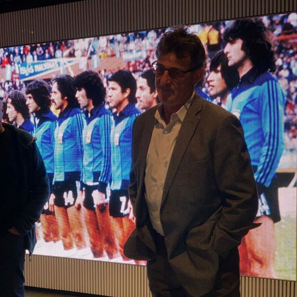 Mario Alberto Kempes, 42 años después de ganar la Copa del Mundo pudo tocarla. (Instagram Mario Kempes)