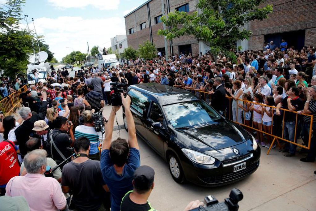 El coche fúnebre partiendo a la ciudad de Santa Fe. (AP Photo/Natacha Pisarenko)