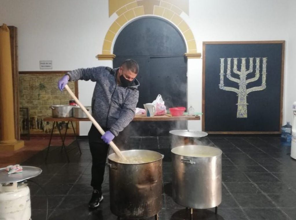 El locro solidario de la Comunidad Israelita de Misiones preparado en la sede de la entidad en Posadas, para ser repartido en los barrios. (MisionesOnline)
