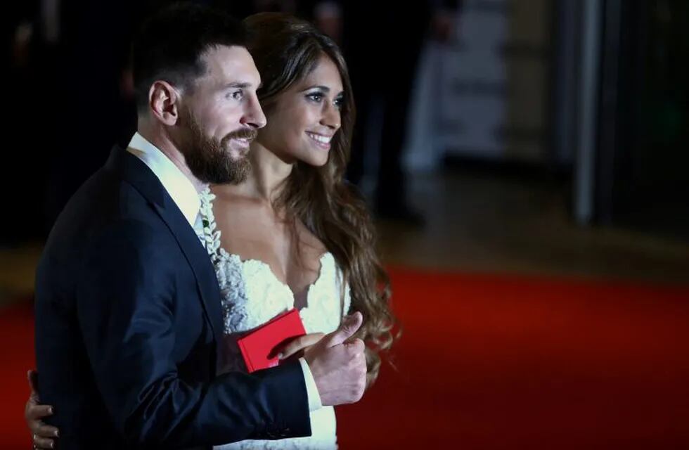 Argentine soccer player Lionel Messi and Antonela Roccuzzo pose at their wedding in Rosario, Argentina, June 30, 2017. REUTERS/Marcos Brindicci