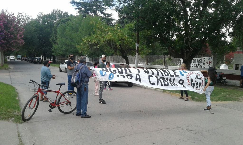 Nuevamente los vecinos de Cabín 9 exigen agua potable en sus casas sin tener que ir al tanque a retirarla (Yolanda Ruiz)