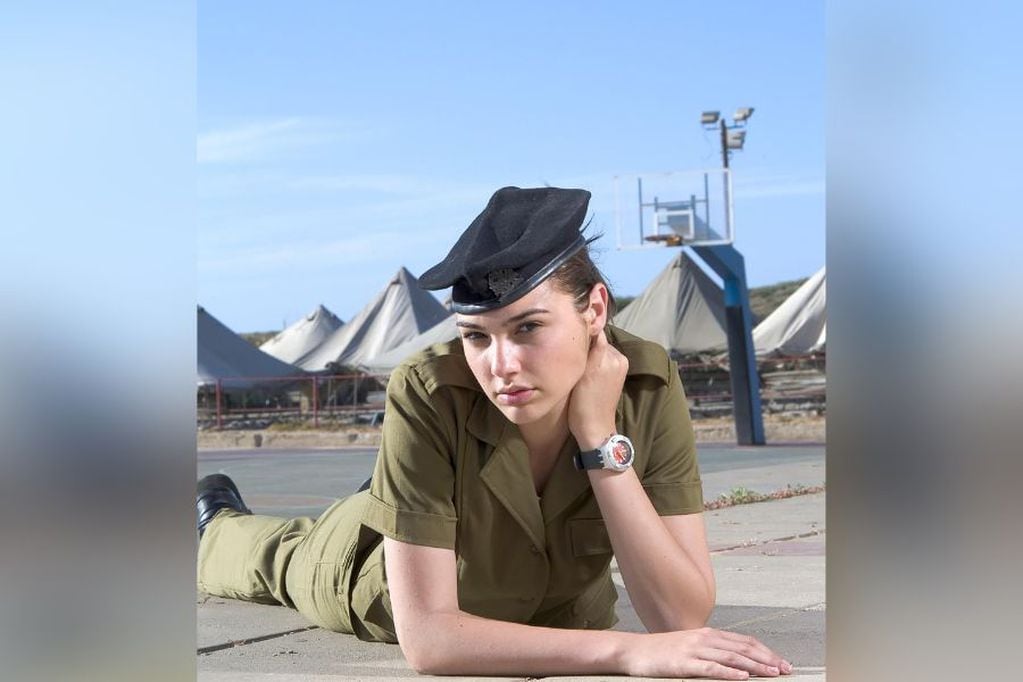 La actriz Gal Gadot a sus 20 años en el servicio militar de Israel.