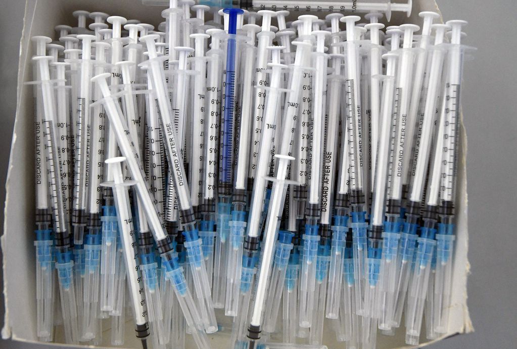 Europa detiene la comercialización de la vacuna de AstraZeneca por pedido del propio laboratorio.