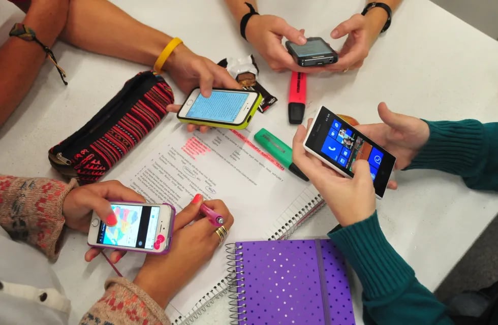 La escuela 4-097 “Prof. Gilda Cosma de Lede” pidió en las redes sociales la donación de teléfonos celulares para que sus alumnos puedan participar de las clases virtuales.  Gentileza