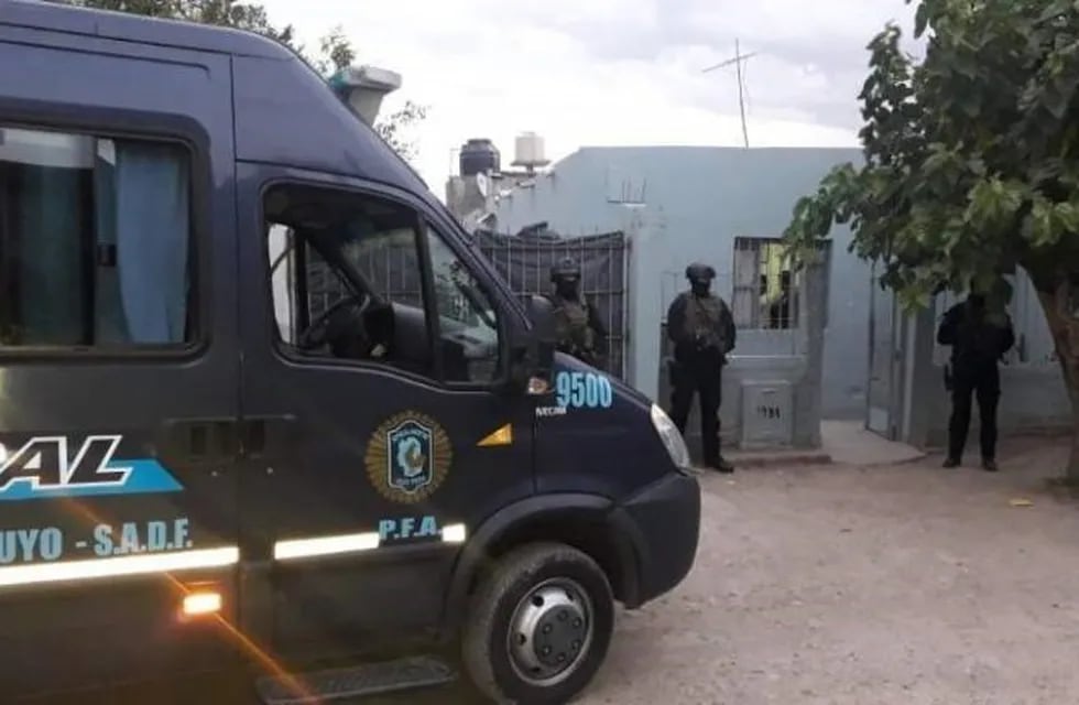 El allanamiento fue en la vivienda del policía en Chimbas.