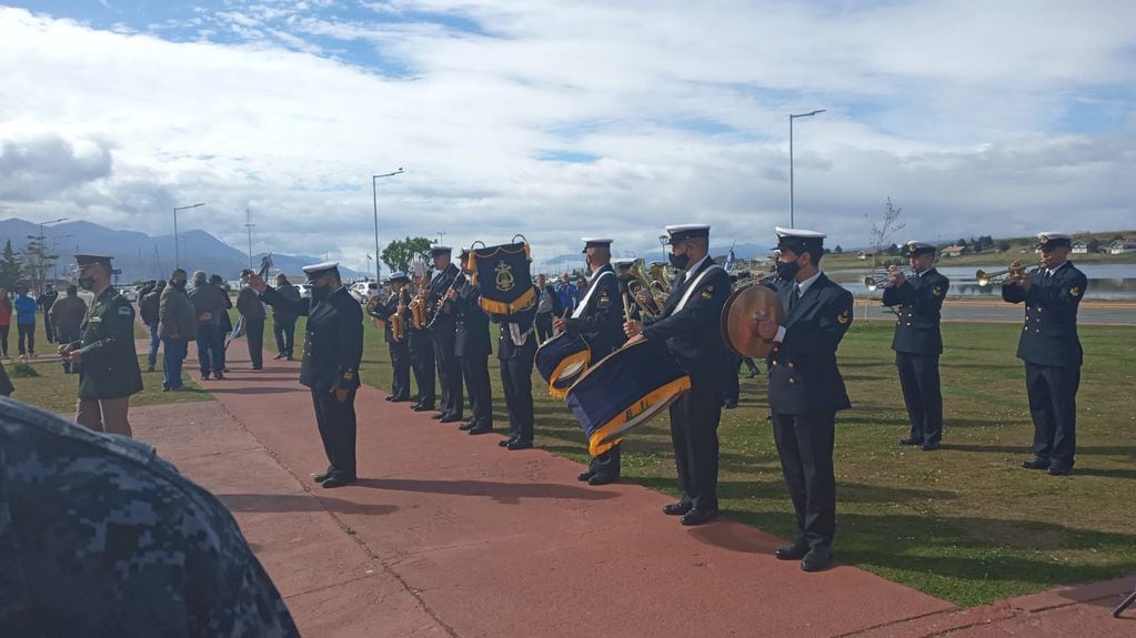 La Banda de Música del Área Naval Austral ejecutó los acordes de las marcha y el Himno Nacional Argentino en el acto por el natalicio del General San Martín.