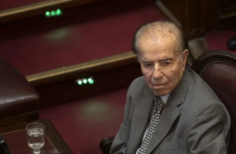 Argentina's former president and current Senator Carlos Menem attends a session on the debate of a bill to renegotiate the public external debt at the Congress in Buenos Aires on February 5, 2020. (Photo by JUAN MABROMATA / AFP)