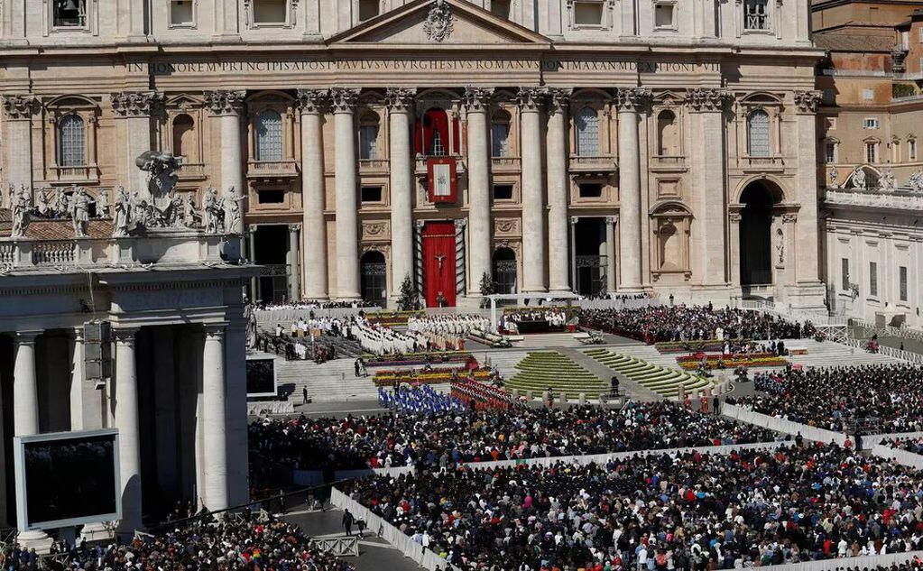 El papa Francisco durante la ceremonia de Pascua de este domingo ante más de 100.000 personas.