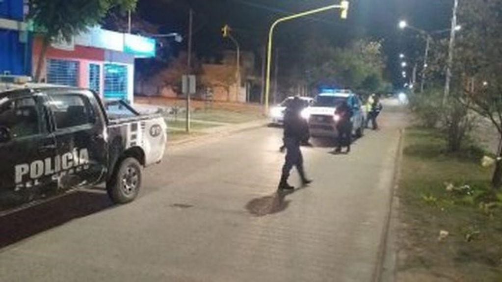 La Policía realiza controles nocturnos en las calles.