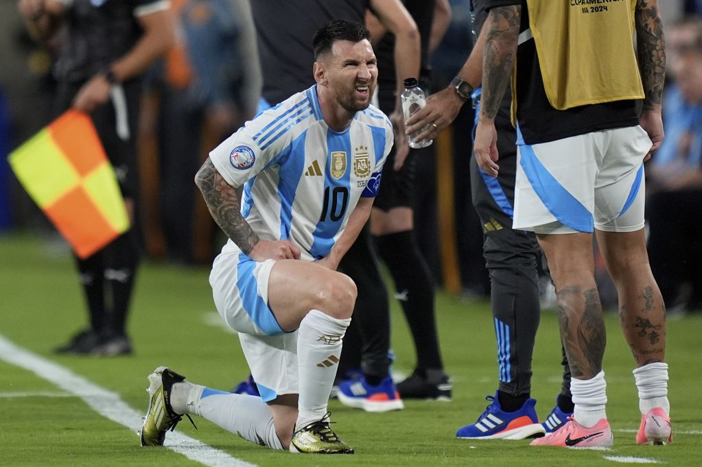 Lionel Messi gesticula durante el partido contra Chile  (AP Foto/Julia Nikhinson)