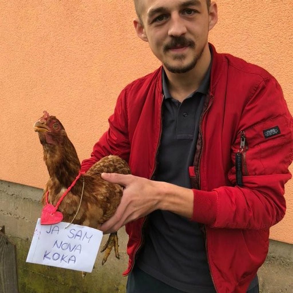 Ivan Gazdek le regaló una nueva gallina al dueño del animal (Foto: web)