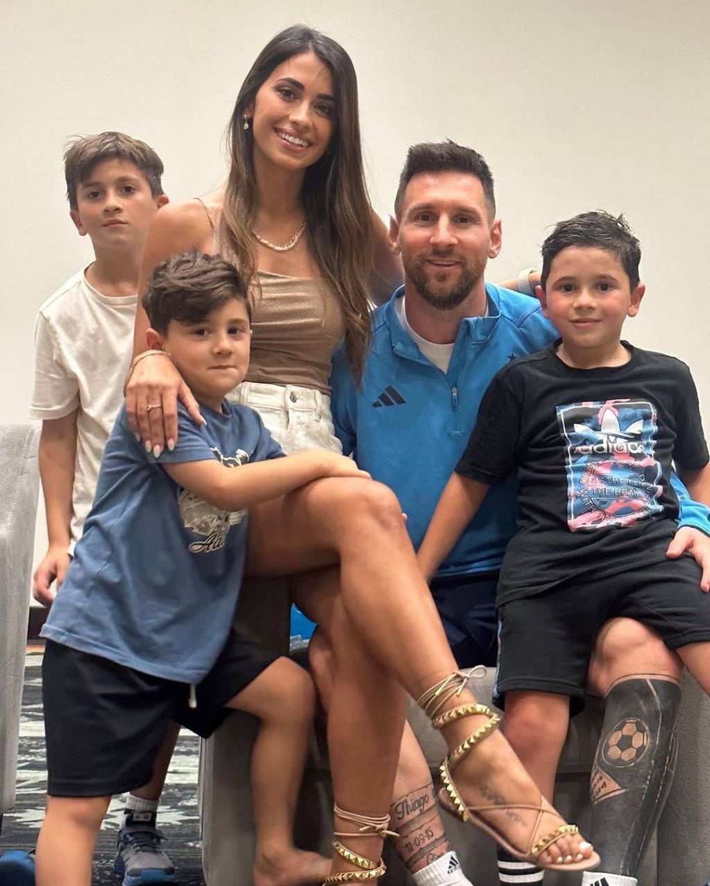 Lionel Messi, su esposa Antonela Roccuzzo y sus hijos.