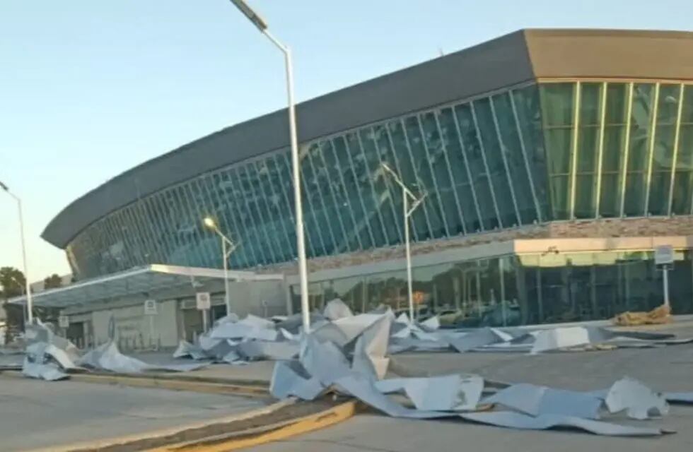Los vientos en Comodoro Rivadavia volaron el techo del aeropuerto.