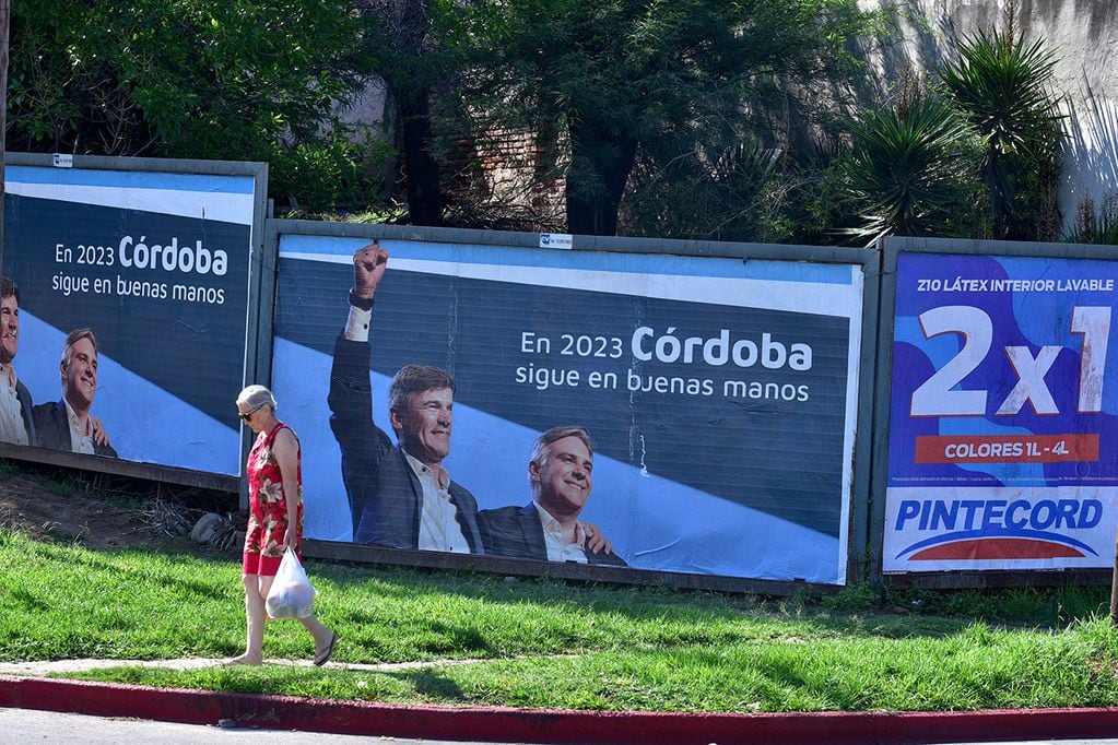 Elecciones 2023. Cartelería de campaña política de Daniel Passerini y Martín Llaryora, en Costanera, Córdoba. (Ramiro Pereyra / La Voz)