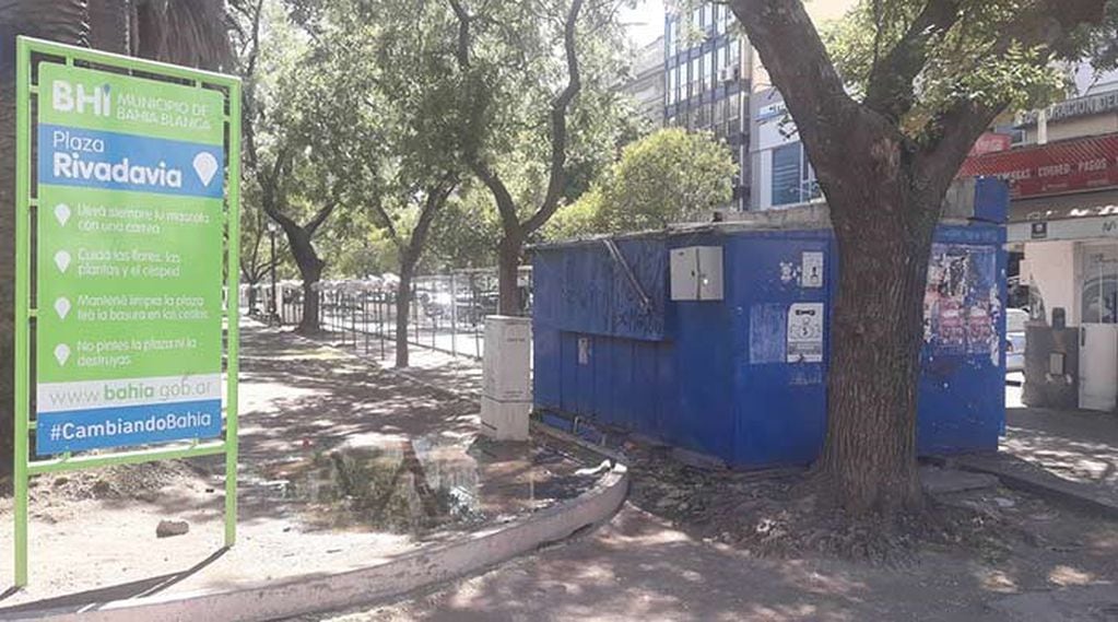 Pelea brutal en la esquina de Chiclana y Alsina sobre plaza Rivadavia