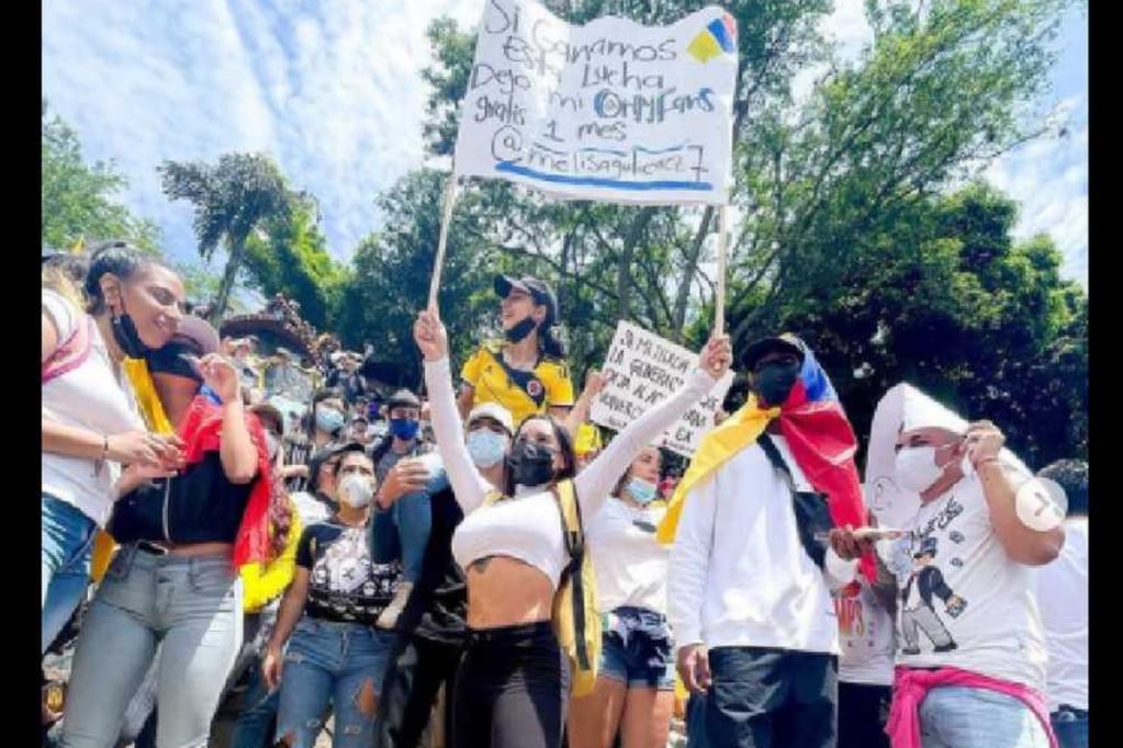 Modelo se hace viral por su cartel durante las marchas en Colombia.