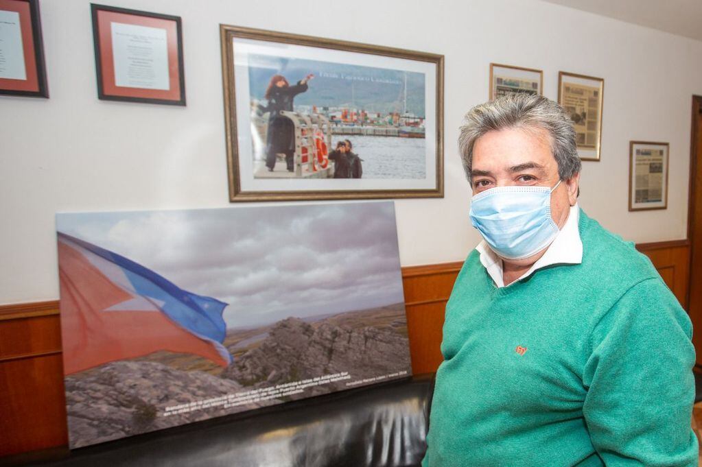 Omar Becerra, recibió al periodista Mariano López quien hizo entrega de dos cuadros con la imagen de la bandera de la Provincia flameando en el monte Tumbledown.