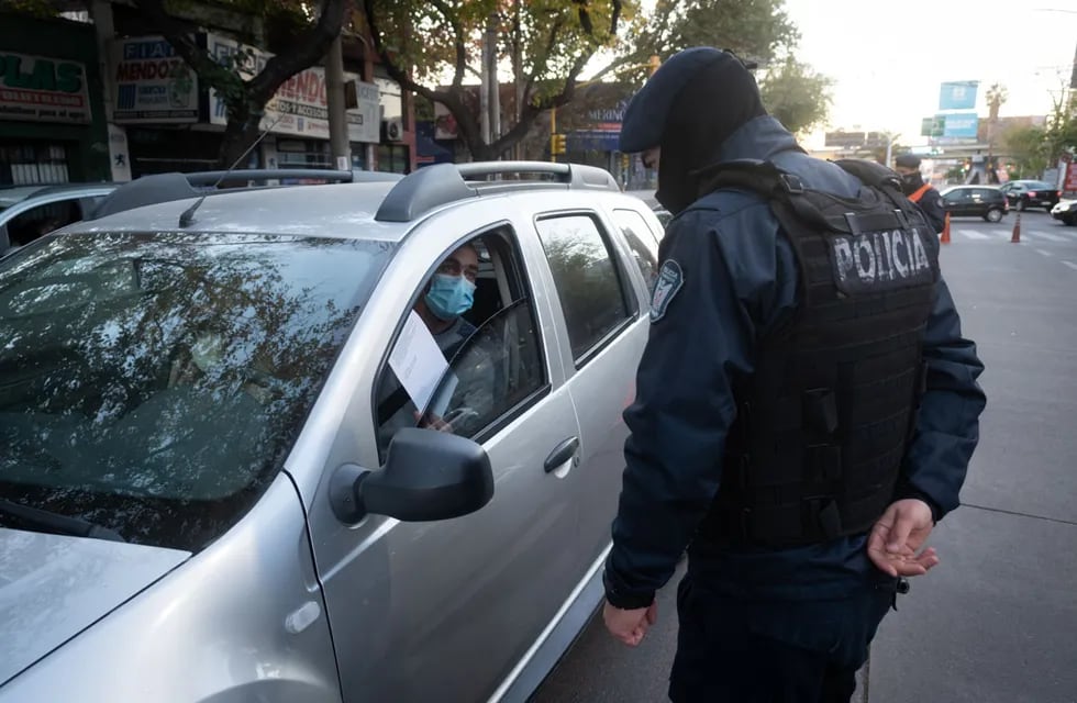 La policía pide certificado de circulación en el ingreso a la ciudad de Mendoza. (Ignacio Blanco / Los Andes)