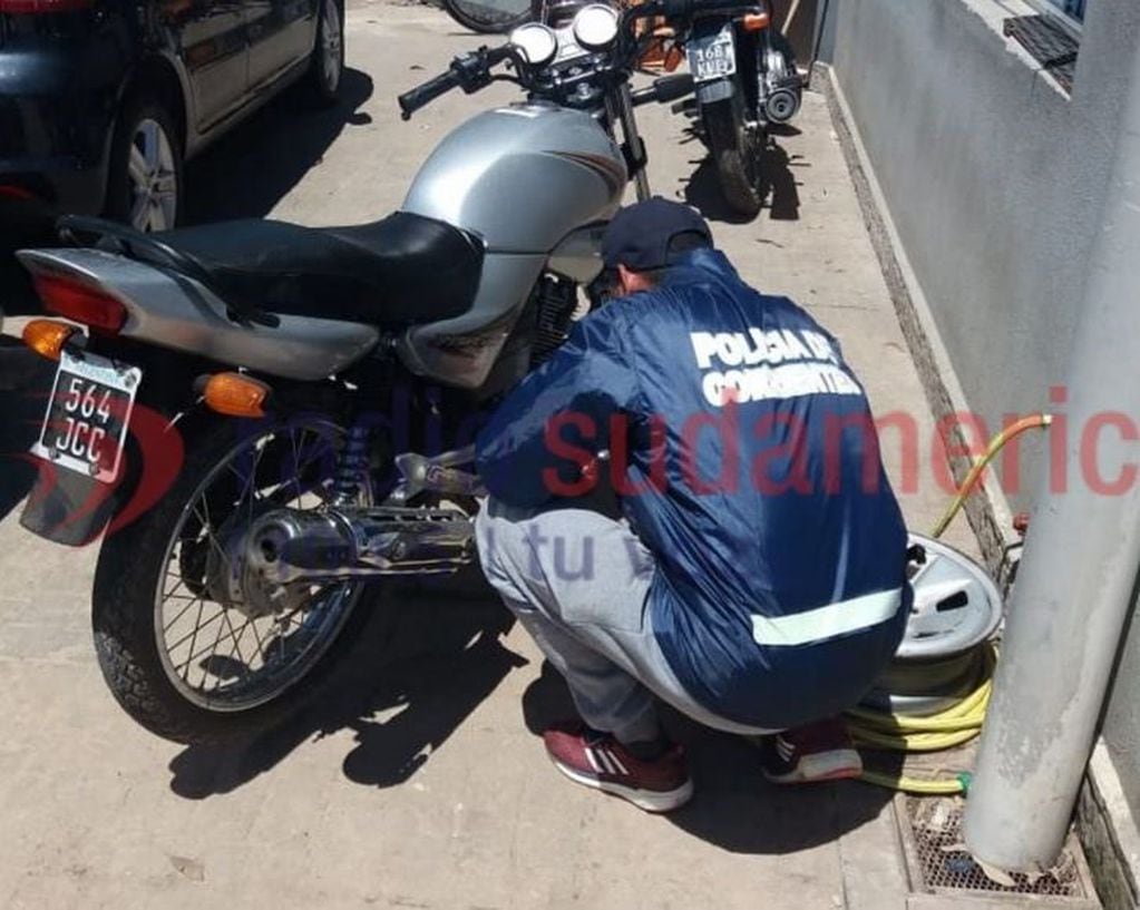 Reclamó a la Policía que le devuelvan una moto robada y terminó detenido. (Foto: Radio Sudamericana)