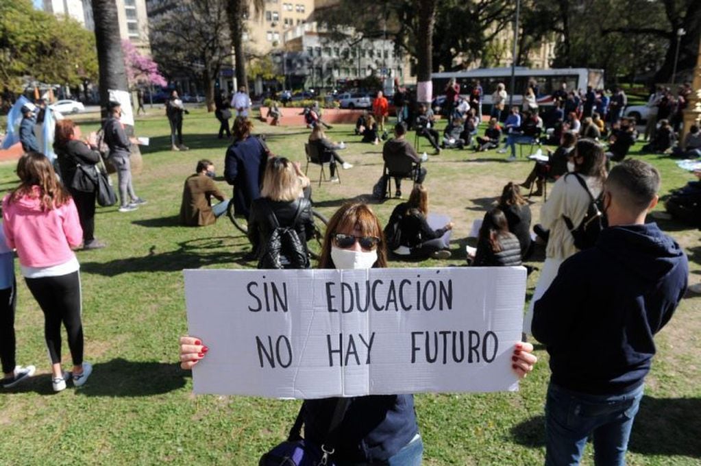Estudiantes se reunieron frente al Ministerio de Educación. (Foto Clarín)