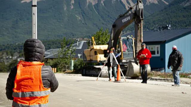 Comenzaron los trabajos de pavimentación en calle Los Ñires, Ushuaia.