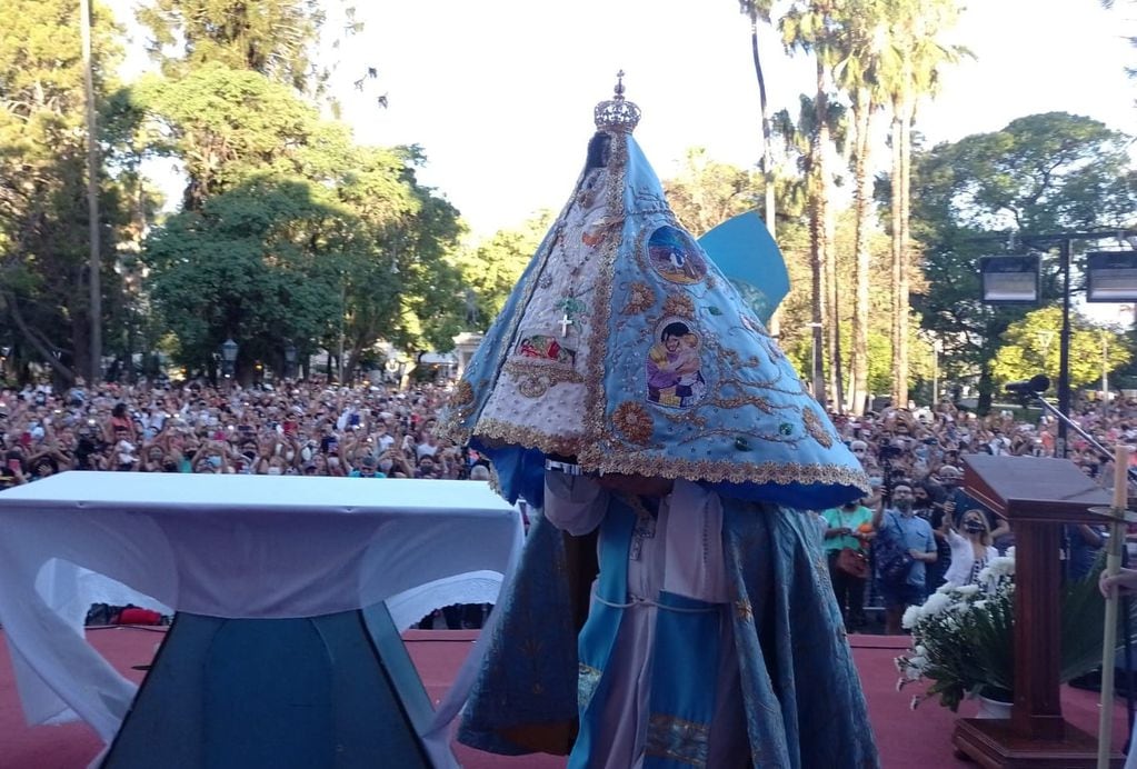 Solemne Bajada de la Sagrada Imagen de la Virgen del Valle desde el Camarín hasta el Paseo de la Fe.