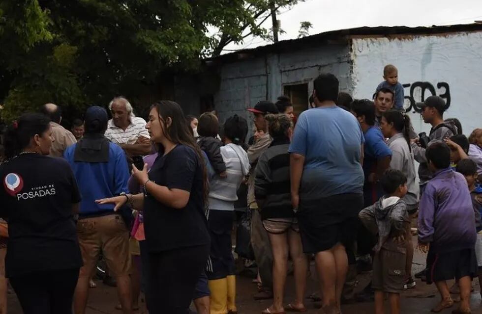 Vecinos piden ser relocalizados tras el temporal sufrido en Posadas. (Foto: Misiones Online)