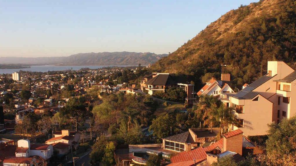 Villa Carlos Paz. Una ordenanza municipal aprobada este año prohíbe que se siga construyendo sobre las laderas de las montañas, o de lo que queda de ellas (La Voz). 