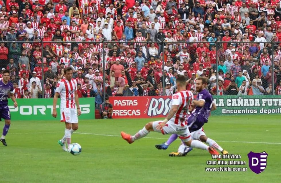 Pablo Burzio, surgido en La Agustina, anotó para uno de los punteros del torneo: Villa Dálmine.