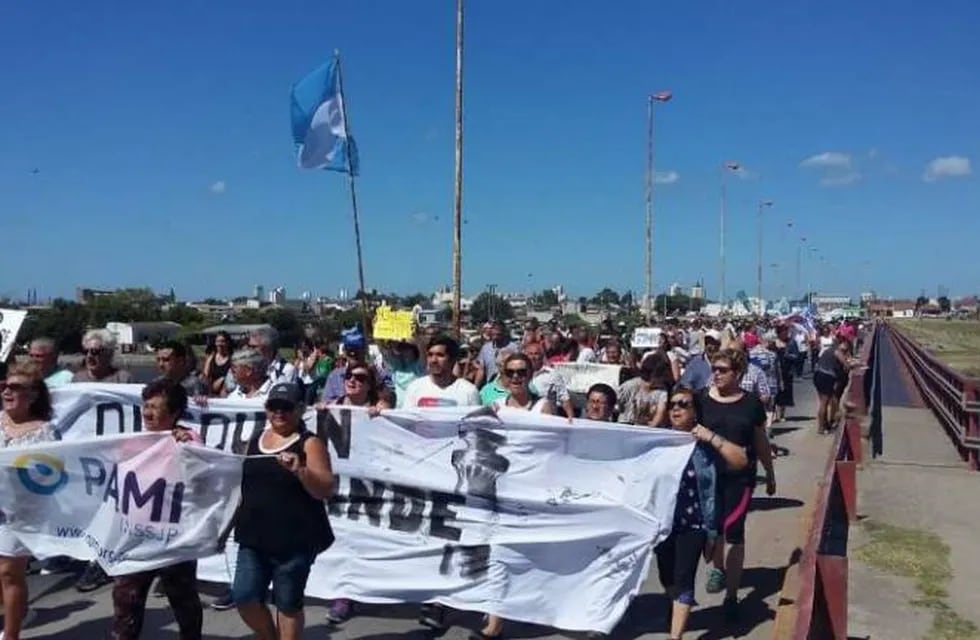 Protesta en reclamo del no cierre de PAMI Quequén - 1