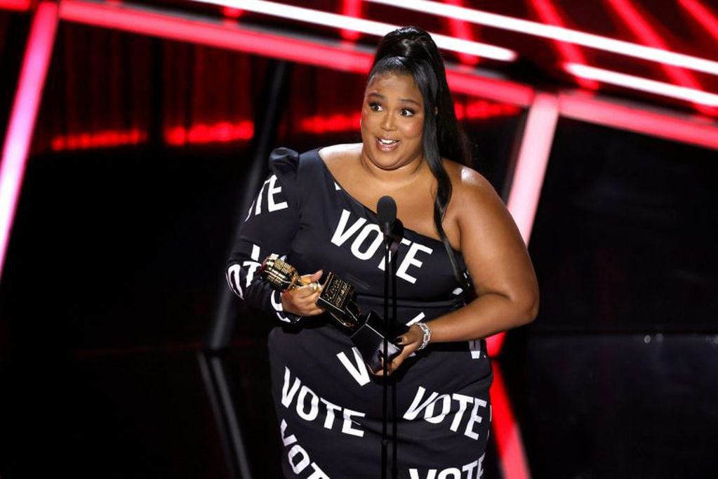 Lizzo ganó el premio Artista en el Top Ventas de Canciones. En su vestido está el mensaje "Vote", con el cuál la cantante pide a los estadounidenses que voten en las próximas elecciones. (Foto_Rich Polk/NBC/Via REUTERS)