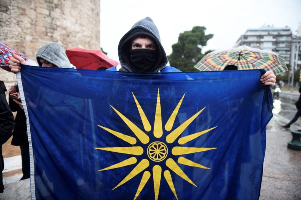 Un oponente del Acuerdo Prespa sostiene una bandera con la Estrella de Vergina, el emblema del antiguo reino griego de Macedonia y Alejandro Magno