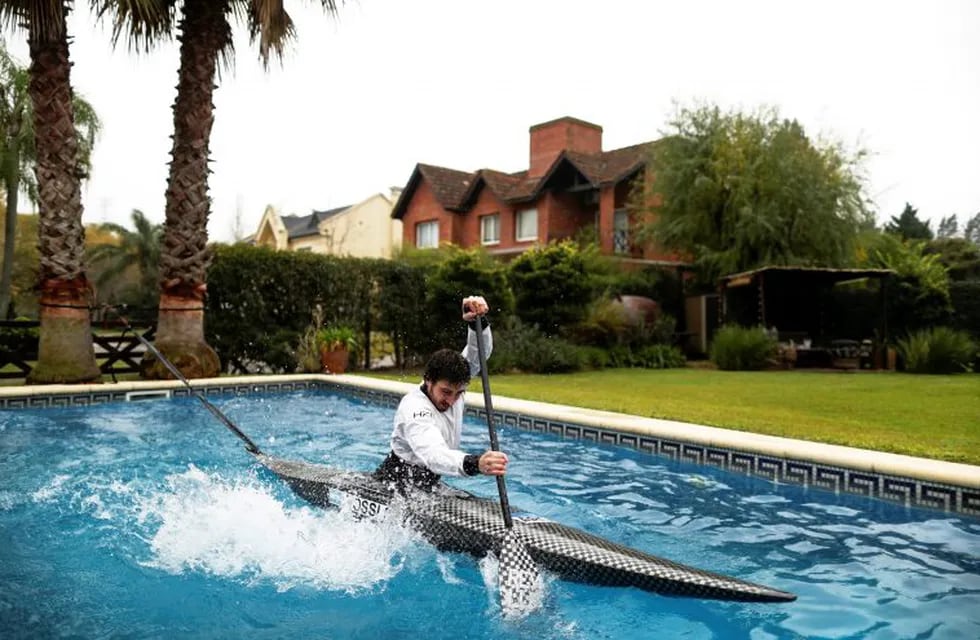 Argentine canoeist Sebastian Rossi trains in his girlfriend's pool, due to the coronavirus disease (COVID-19) outbreak, as he prepares for the postponed Tokyo 2020 Olympic Games, in Buenos Aires, Argentina June 8, 2020. REUTERS/Agustin Marcarian     TPX IMAGES OF THE DAY