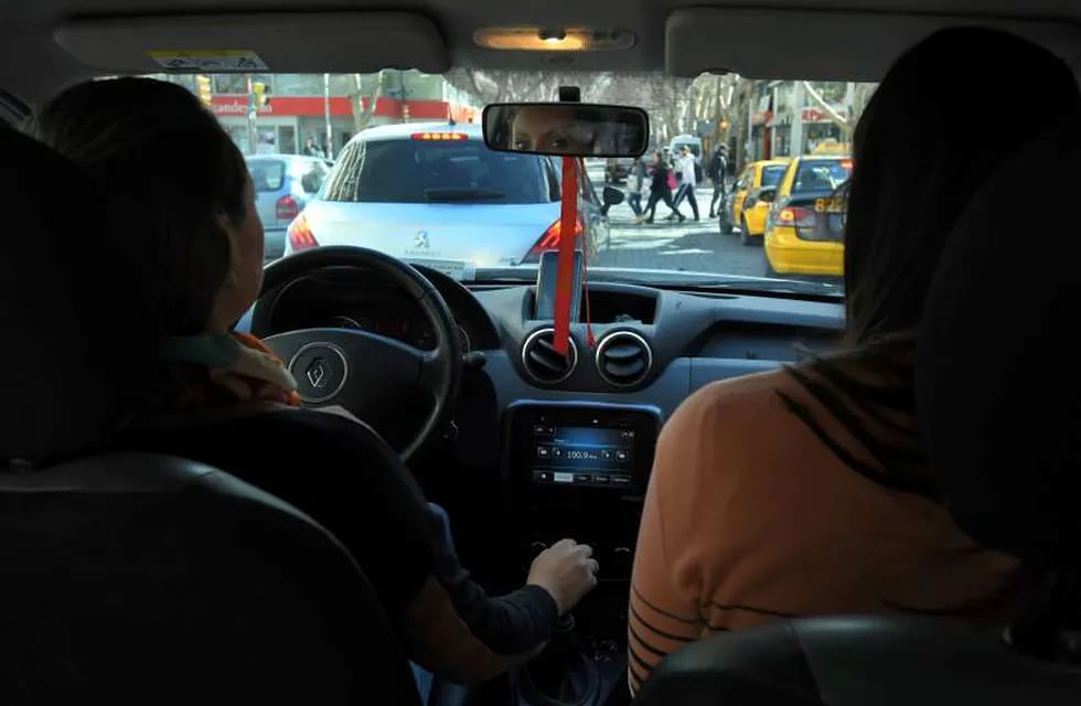 Uber y Cabify podrán circular con autos más antiguos en Mendoza.