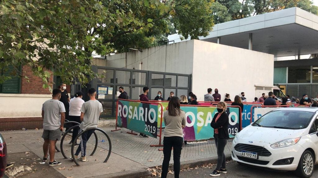 El Hospital Carrasco de Rosario tiene una guardia específica para atender consultas por coronavirus. Allí pueden hacerse hisopados. (@mauroyasprizza)