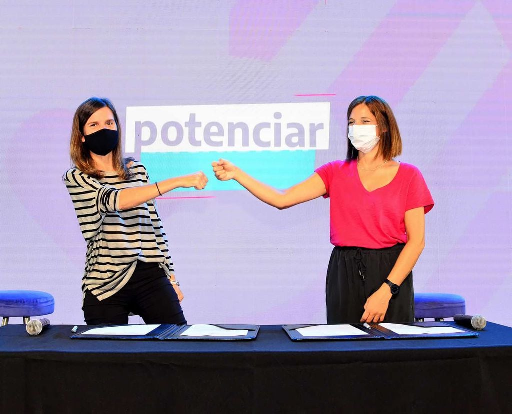 La directora ejecutiva de la Anses, Fernanda Raverta, y la secretaria de Inclusión Social del Ministerio de Desarrollo Social de la Nación, Laura Alonso, firmaron un convenio en Tecnópolis.