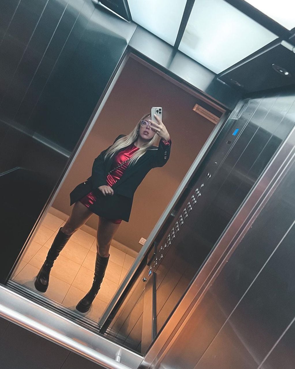 Nati Jota y su clásica foto en el ascensor