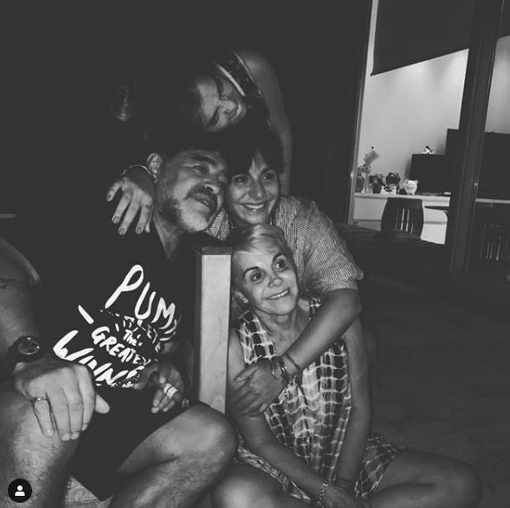 La foto de la familia que compartió Gianinna. (Instagram/@giamaradona)