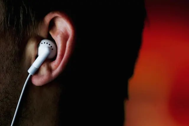  Los auriculares son responsables de muchos de los problemas auditivos de los argentinos./ Web