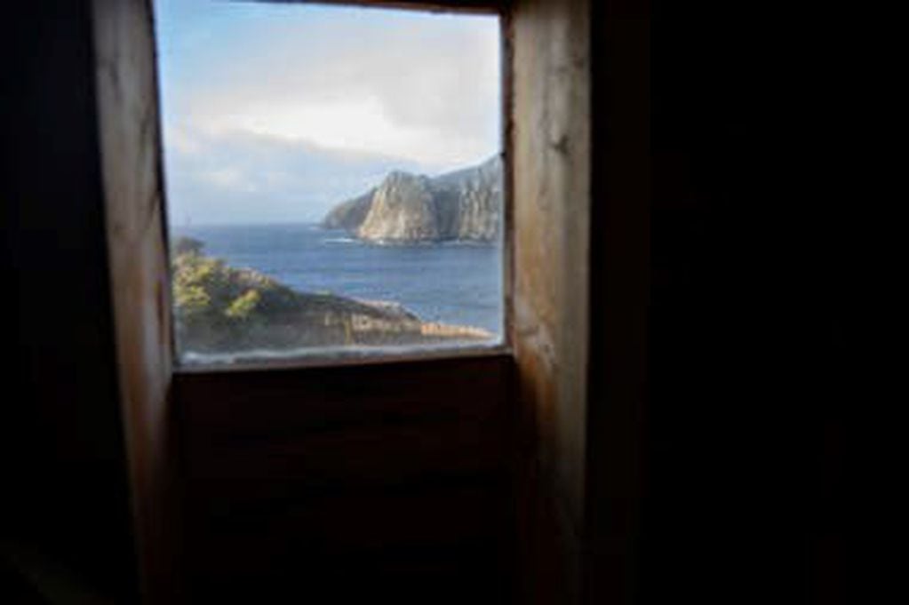 Una de las pequeñas ventanas del faro del Fin del Mundo que mira hacia la Antártida Fuente: LA NACION - Crédito: Santiago Filipuzzi / Enviado Especial.