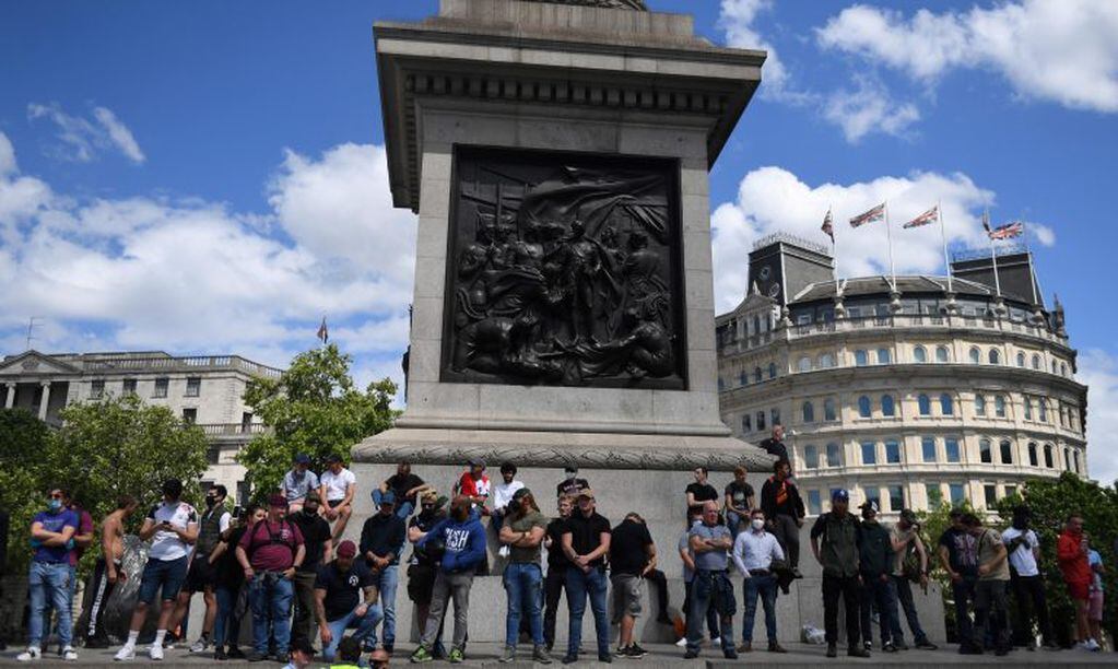 Manifestantes de ultra derecha "defienden" los monumentos (Foto: EFE/EPA/NEIL HALL)