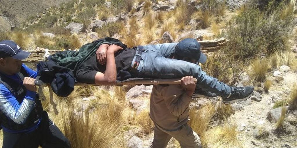 El joven lesionado es transportado en camilla por los duros paisajes puneños. (Policía de Salta)