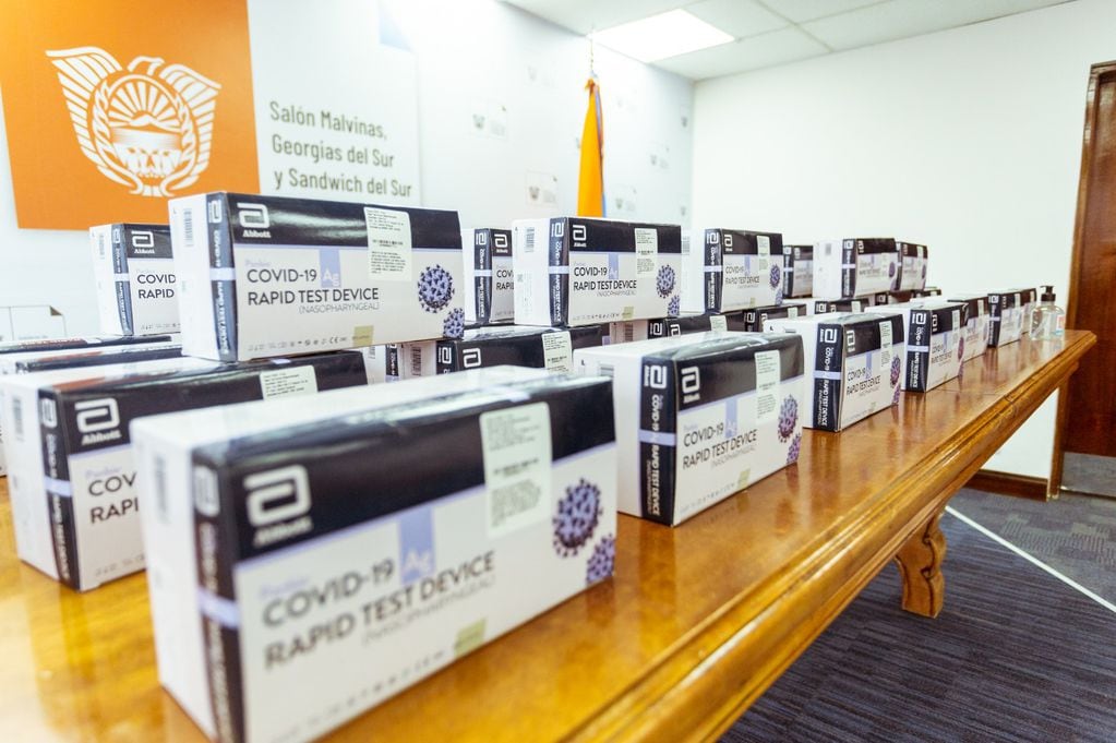 Personal del Banco de Tierra del Fuego donaron test antígenos al ministerio de salud