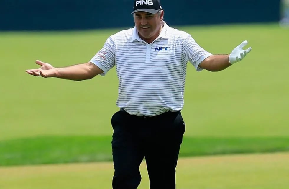 OAKMONT, PA - JUNE 17: Angel Cabrera of Argentina reacts to his birdie putt on the ninth hole during the continuation of the weather delayed first round of the U.S. Open at Oakmont Country Club on June 17, 2016 in Oakmont, Pennsylvania.   Rob Carr/Getty Images/AFPrn== FOR NEWSPAPERS, INTERNET, TELCOS & TELEVISION USE ONLY == eeuu Angel Cabrera campeonato torneo abierto de estados unidos 2016 golf partido golfista argentino