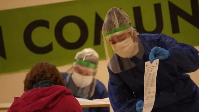 Por el aumento de casos de COVID-19 en Chubut, convocan a voluntarios para testear y vacunar a la población.