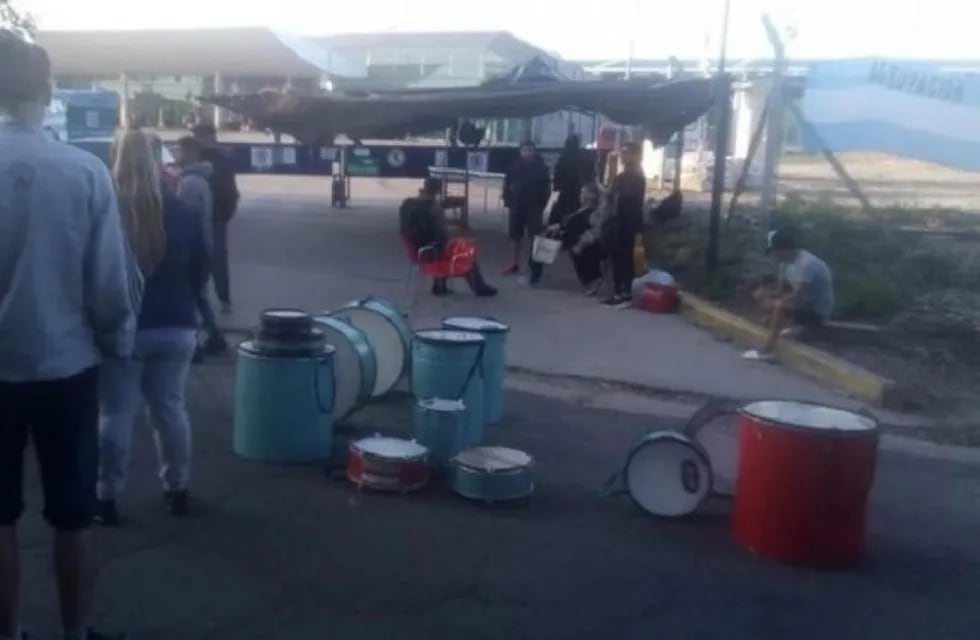 Sin arreglo: continúa el conflicto con maleteros de terminal de micros en Mar del Plata (Foto: Radio Provincia @provincia1270)