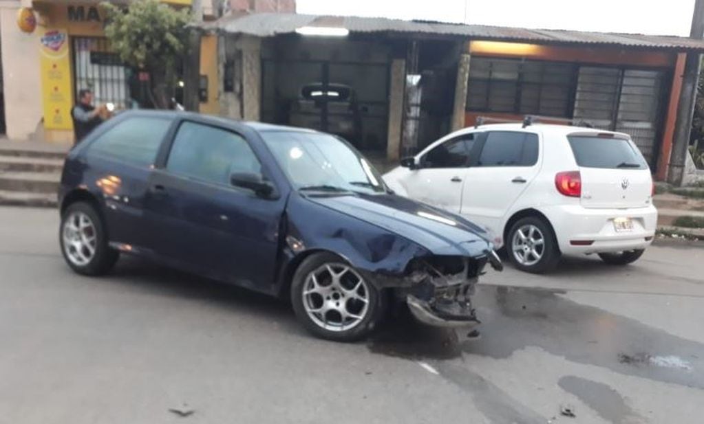 Dos autos chocaron cerca de la parroquia Virgen de Itatí. (Foto: Corrientes Hoy)