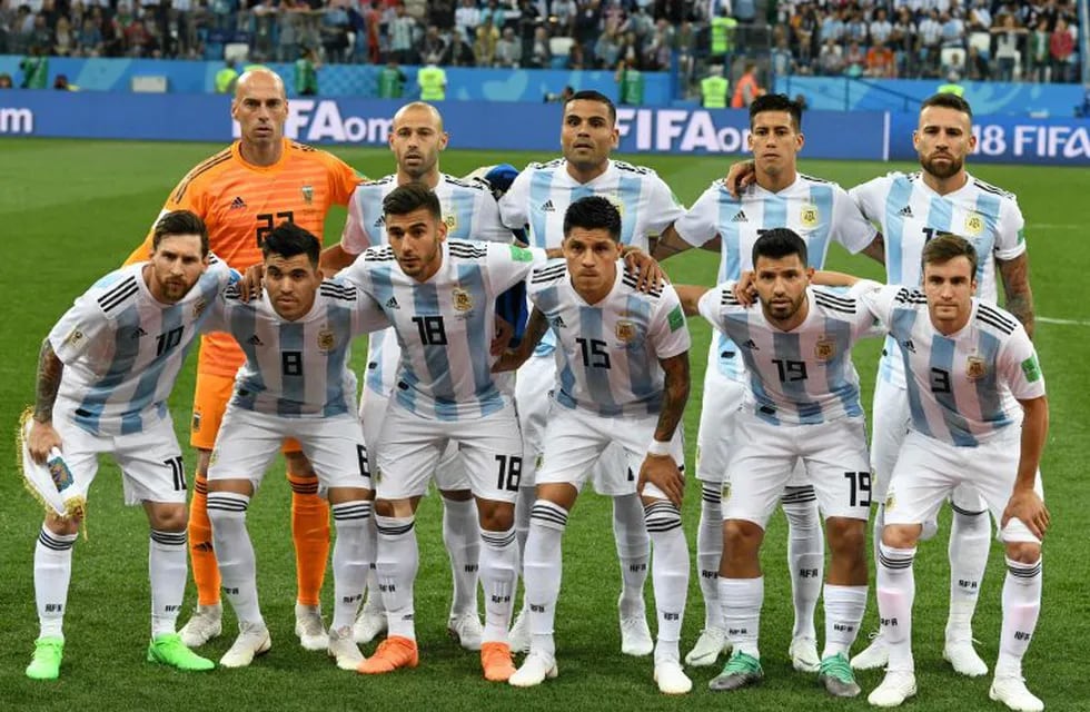 Argentina's players: (from top left) goalkeeper Willy, midfielder Javier Mascherano, defender Gabriel Mercado, midfielder Maximiliano Meza, defender Nicolas Otamendi, forward Lionel Messi, defender Marcos Acuna, midfielder Eduardo Salvio, midfielder Enzo Perez, forward Sergio Aguero and defender Nicolas Tagliafico pose before the Russia 2018 World Cup Group D football match between Argentina and Croatia at the Nizhny Novgorod Stadium in Nizhny Novgorod on June 21, 2018. / AFP PHOTO / Dimitar DILKOFF / RESTRICTED TO EDITORIAL USE - NO MOBILE PUSH ALERTS/DOWNLOADS rusia Nizhny Novgorod  campeonato mundial de futbol rusia 2018 futbol equipo formacion futbolistas partido seleccion argentina vs croacia