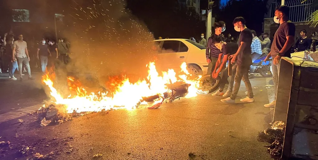 Incidentes violentos en protestas por la muerte de Mahsa Amini.