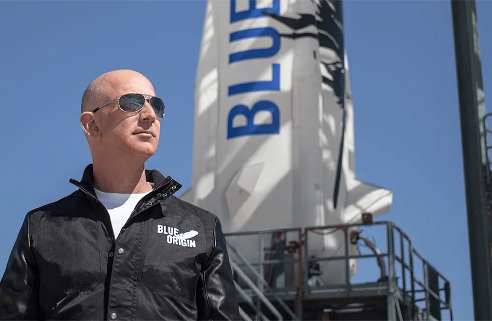 Jeff Bezos, fundador  de la empresa aeroespacial “Blue Origin”.